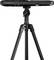 Un trépied noir avec tête réglable, adapté aux caméras ou aux projecteurs. Pied pliable assurant une stabilité sur différentes surfaces.