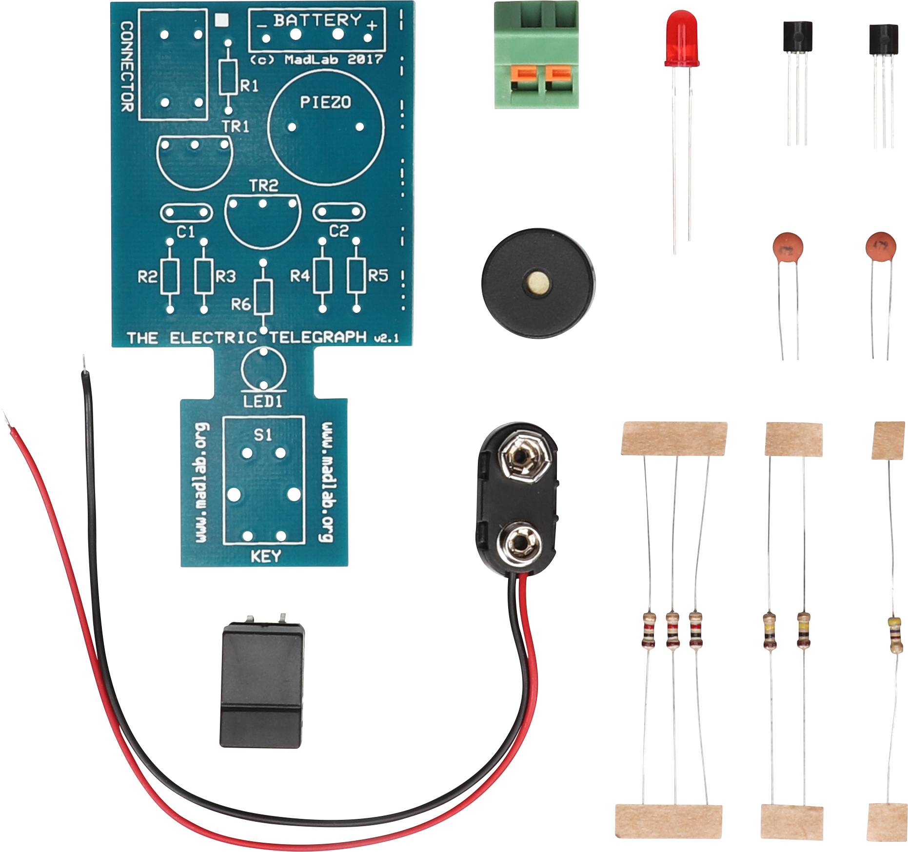 Kit pour un télégraphe électrique avec cartes de circuit imprimé, résistances, LED, fils et composants électroniques.