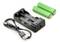 Chargeur de batterie avec câble USB et deux piles AA vertes.