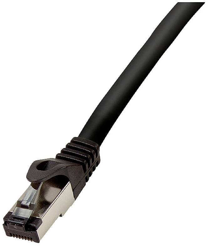 Un câble Ethernet noir avec connecteur RJ45 est visible en gros plan.