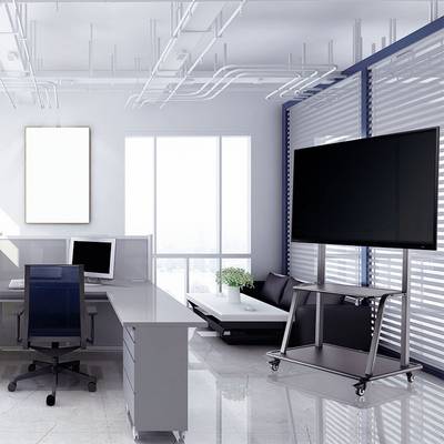 Bureau moderne avec bureau, ordinateur, grand écran sur support mobile et fenêtres lumineuses.