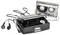 Lecteur de cassettes portable avec écouteurs, montré avec une cassette insérée et une autre cassette en arrière-plan.