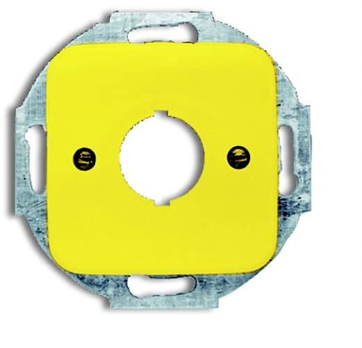 'Un élément de plaque de couverture jaune avec deux vis, un trou rond au centre, fixé sur un support métallique.'