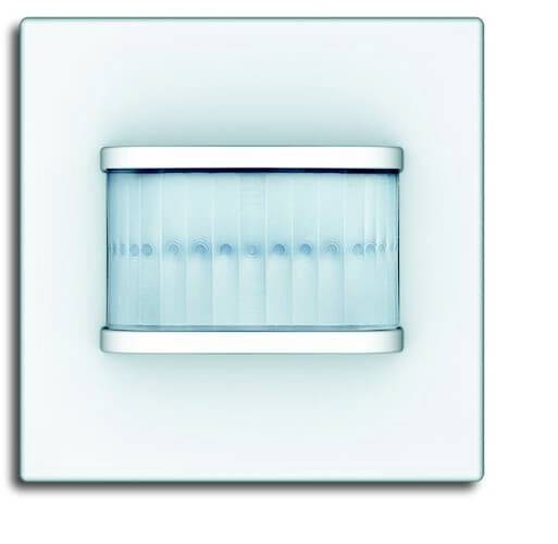 Un détecteur de mouvement doté d'un capteur rectangulaire strié dans un boîtier blanc. Idéal pour le contrôle automatique de l'éclairage.