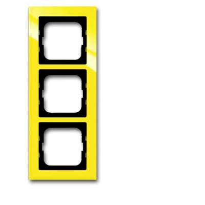 Un cadre de commutateur triple jaune avec des découpes rectangulaires pour accueillir trois interrupteurs, sur un fond blanc.