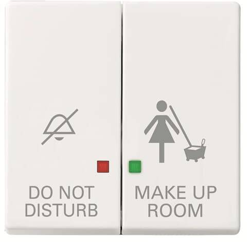 Interrupteur 'NE PAS DÉRANGER' et 'FAIRE LA CHAMBRE' avec des symboles. À gauche : symbole de cloche barré et voyant rouge ; à droite : pictogramme d'une personne avec un balai et voyant vert.