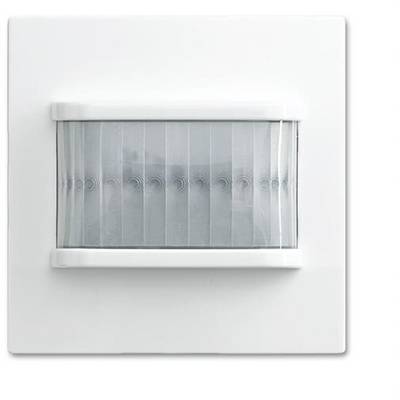 Un détecteur de mouvement blanc avec une fenêtre de visibilité texturée sur un mur blanc.