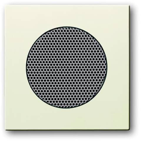 Un haut-parleur carré avec une grille noire au centre, monté sur une surface murale couleur crème.
