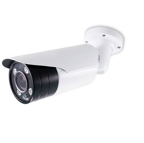 Caméra de surveillance murale, de forme cylindrique, en blanc et noir, utilisée pour la surveillance de sécurité.