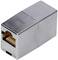 Un adaptateur réseau RJ45 argenté reliant deux câbles Ethernet, sur un fond blanc.