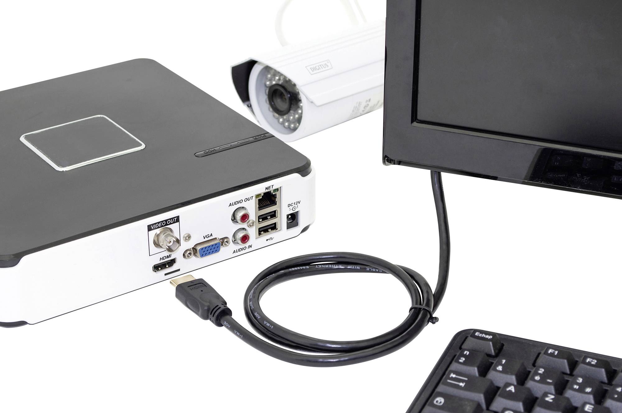 Un enregistreur numérique, une caméra de sécurité et un écran d'ordinateur sont connectés par des câbles HDMI, illustrant un système de surveillance.
