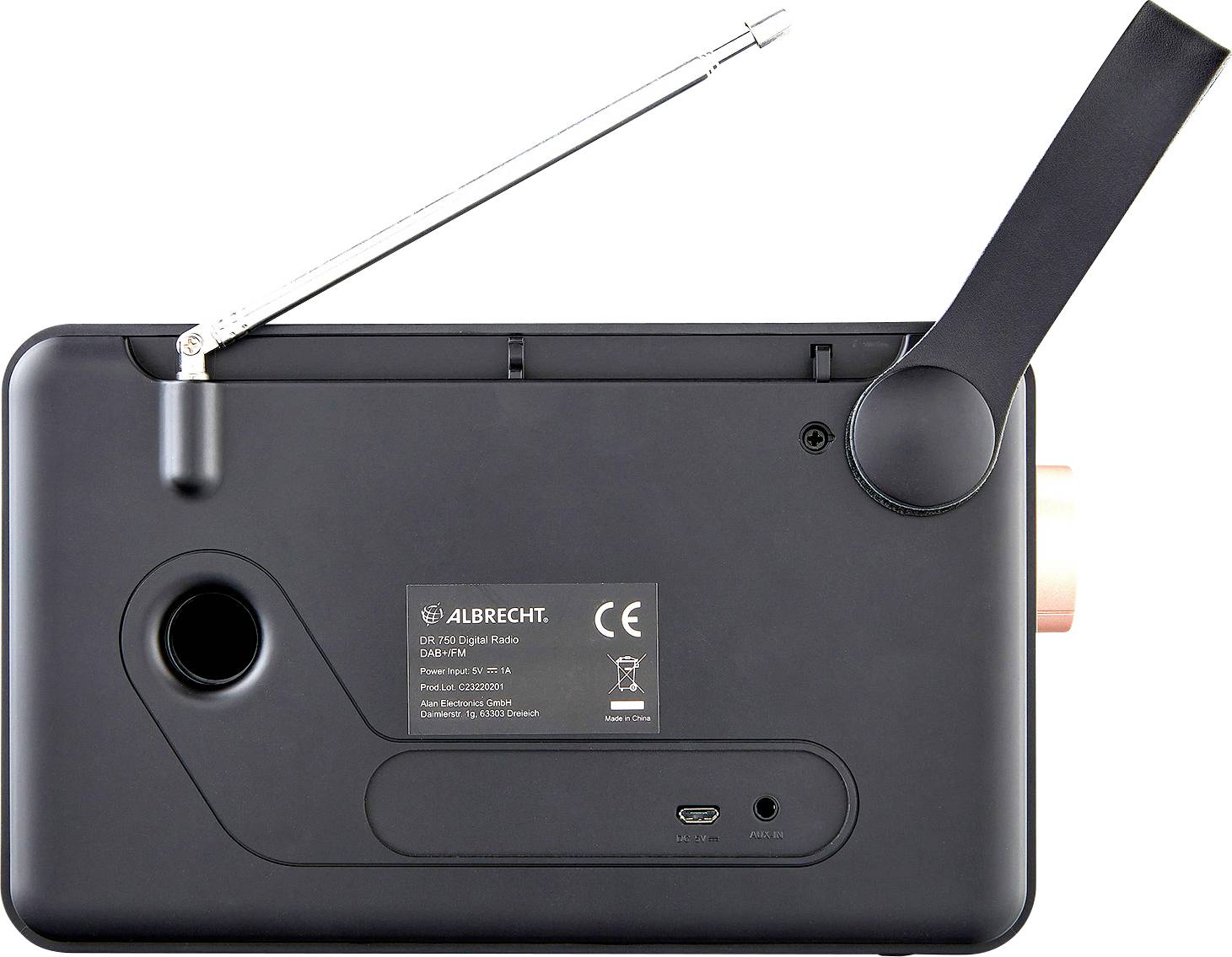 Vue arrière d'un radio portable avec antenne télescopique, poignée de manivelle et options de connexion. L'étiquette présente le marquage CE.