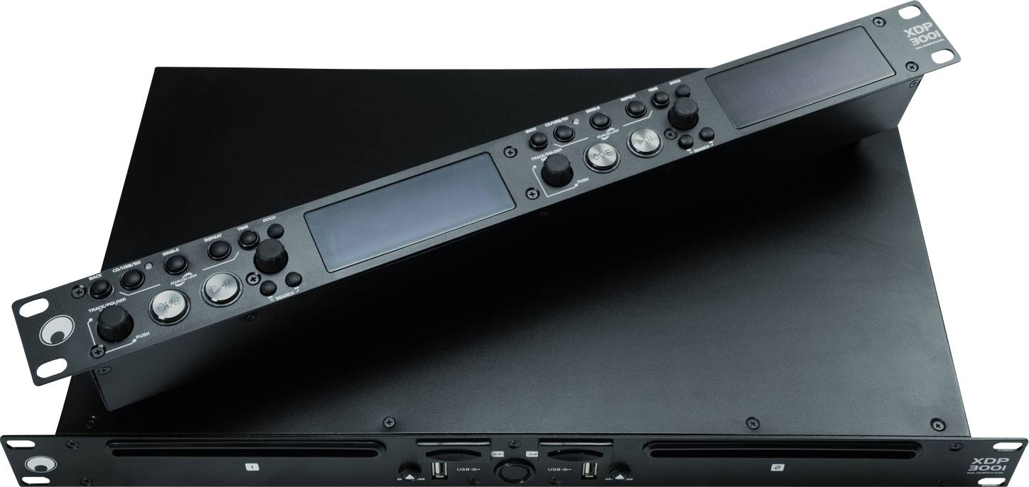 Un appareil noir en rack avec deux éléments de commande, des boutons rotatifs et des écrans LCD. Il est légèrement incliné pour un meilleur accès.