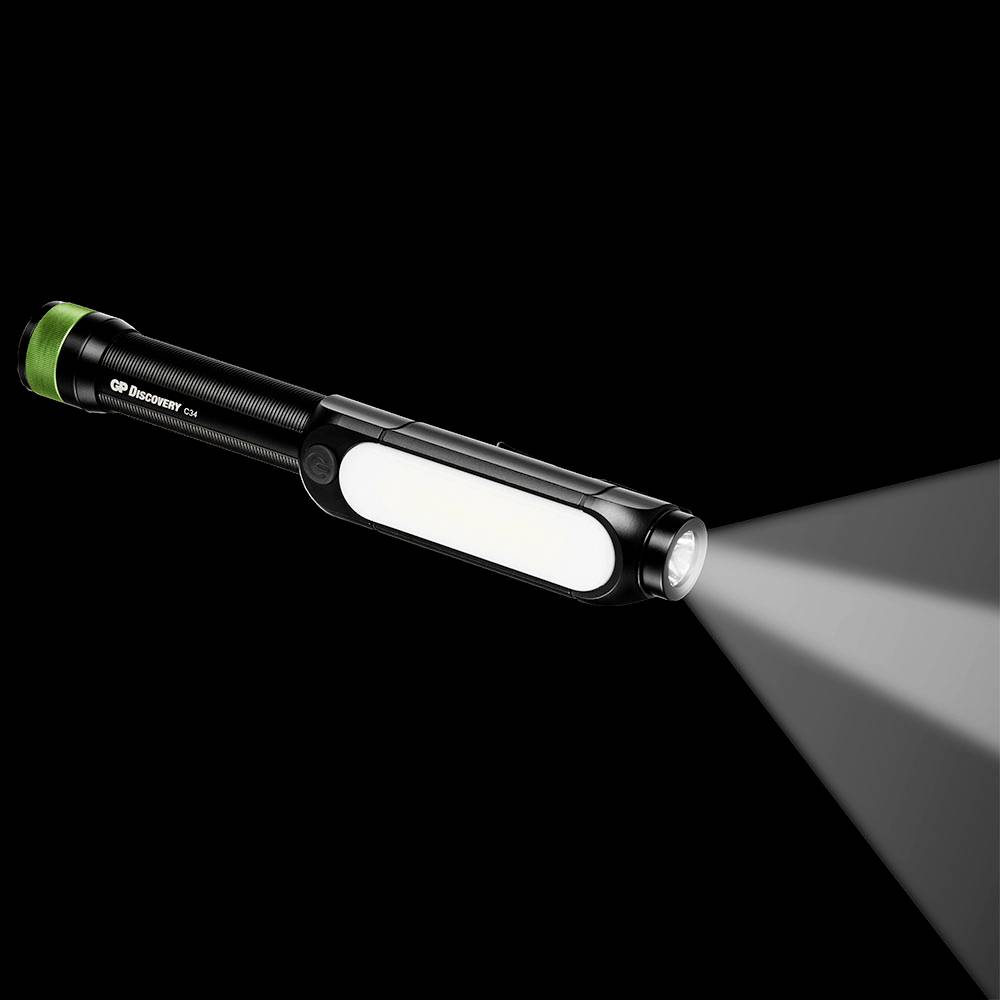 La lampe de poche projette une lumière vive dans l'obscurité, idéale pour les activités nocturnes ou les situations d'urgence. Corps noir, bouton vert.