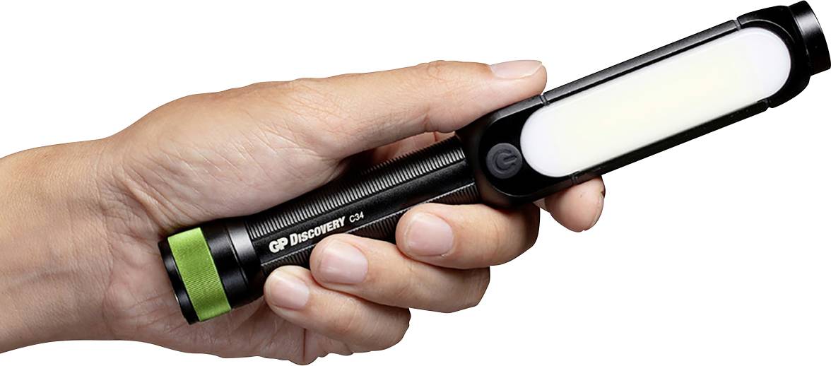 Une main tient une lampe de poche LED noire avec un bouton vert et une bande lumineuse longue et étroite. Inscription 'GP Discovery CH'.