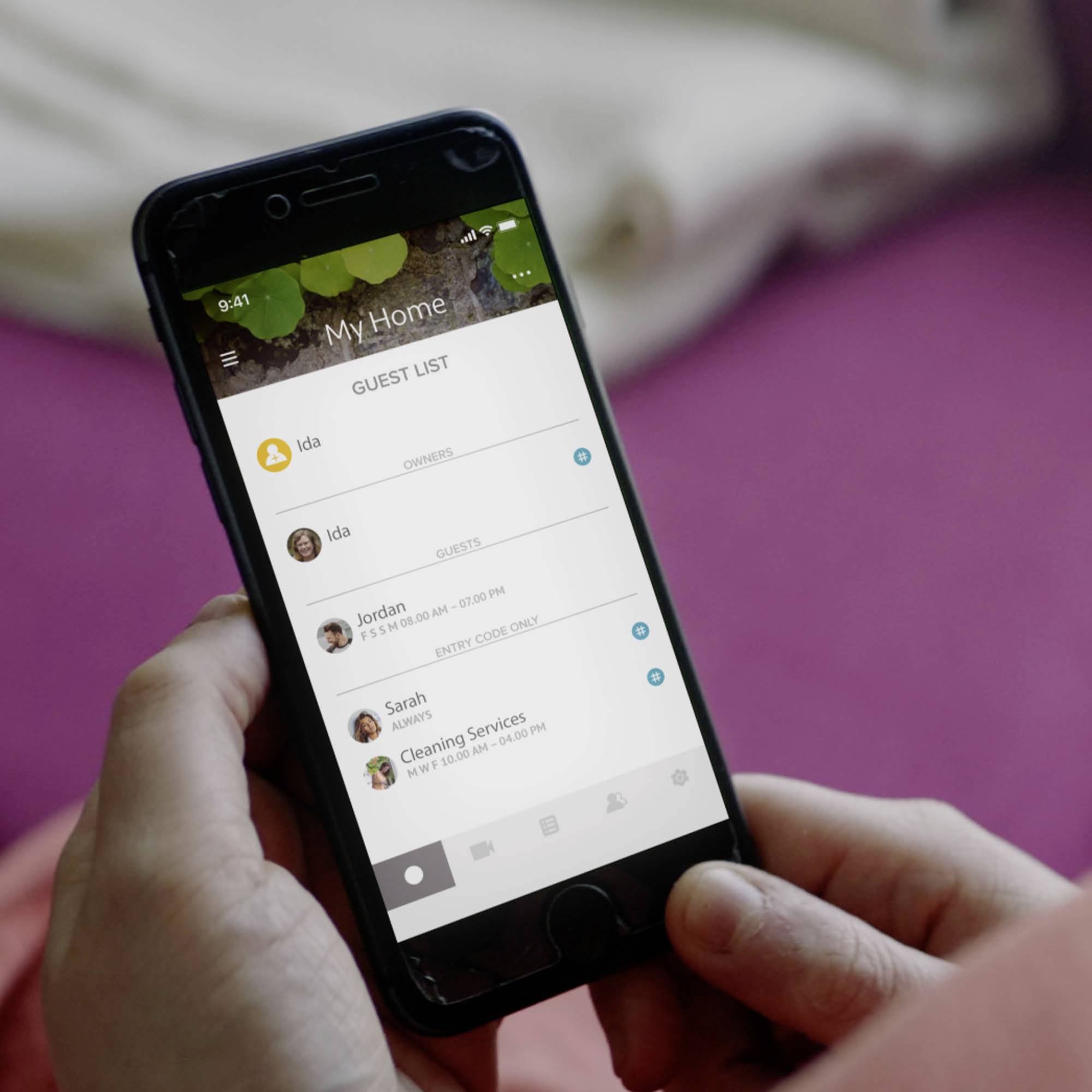 Une personne tient un smartphone avec une application de liste de tâches ouverte. La liste de tâches affiche des entrées : 'Ida', 'Jordan', 'Sarah' avec des détails. L'arrière-plan est flou.