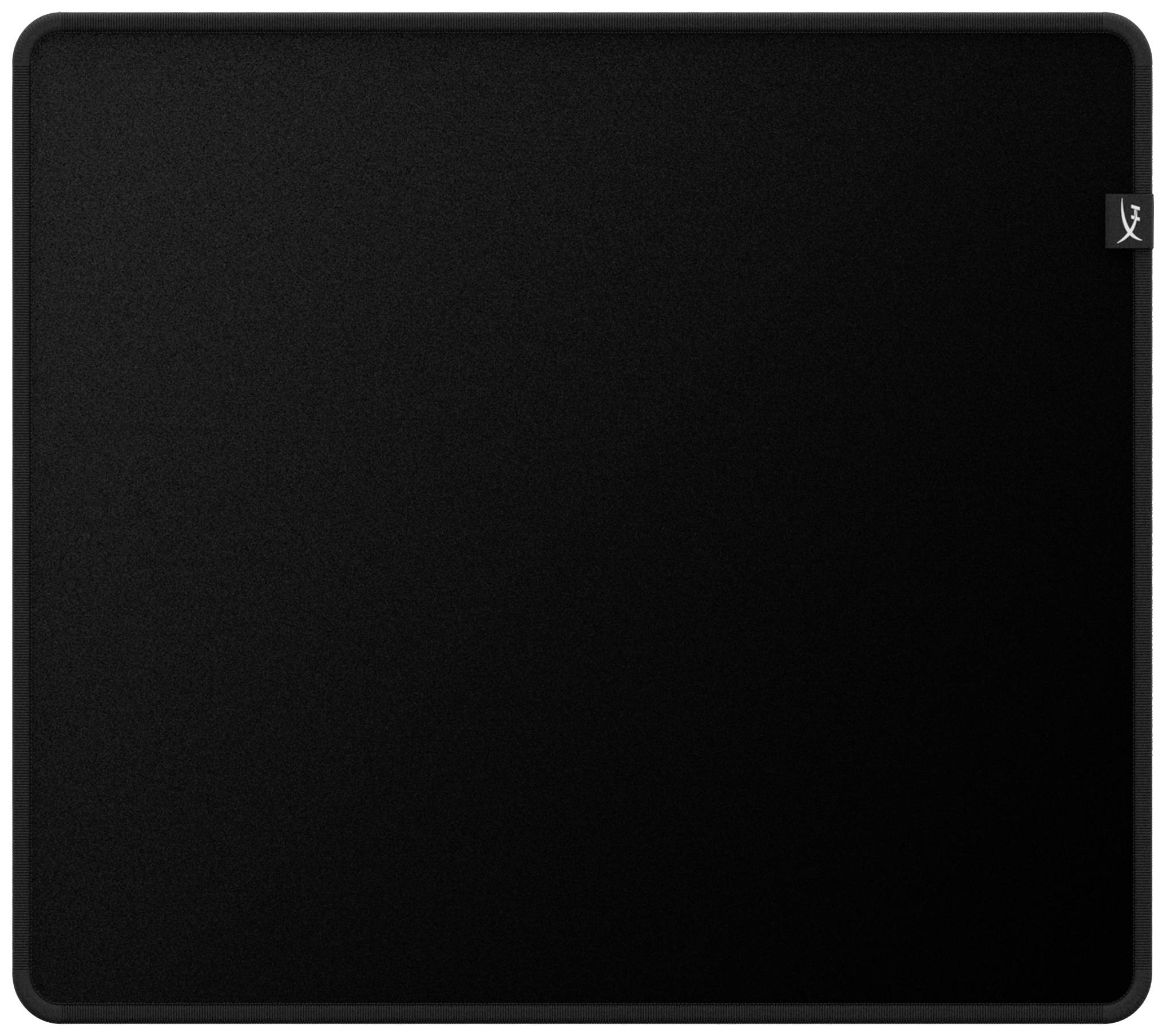 Un tapis de souris rectangulaire noir avec une surface lisse et des coins légèrement arrondis. Une petite étiquette est apposée dans le coin supérieur droit.