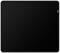 Un tapis de souris rectangulaire noir avec une surface lisse et des coins légèrement arrondis. Une petite étiquette est apposée dans le coin supérieur droit.
