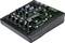 Une console de mixage audio noir et vert avec des boutons rotatifs et des connexions, marquée 'ProFX', sert à contrôler les niveaux audio et les effets.