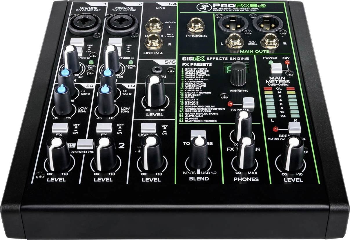 Une console de mixage audio professionnelle avec plusieurs faders et connexions pour microphones et casques, adaptée aux mixages sonores.