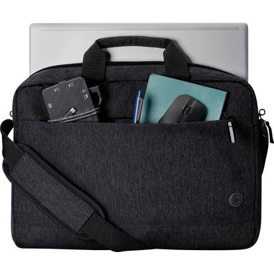 Un sac pour ordinateur portable noir avec un ordinateur portable, un câble USB, un cahier bleu et une souris visibles dans la poche extérieure.