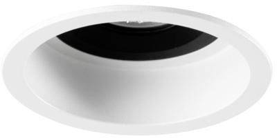 Un luminaire encastré rond, blanc avec un bord intérieur noir, offrant un éclairage focalisé depuis le plafond.