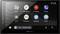 Image d'un écran d'autoradio affichant des applications comme 'Maps', 'Play Music', 'YT Music', 'Phone'. L'affichage indique : '0 m - Dirigez-vous vers l'ouest'. Boutons de fonction visibles.