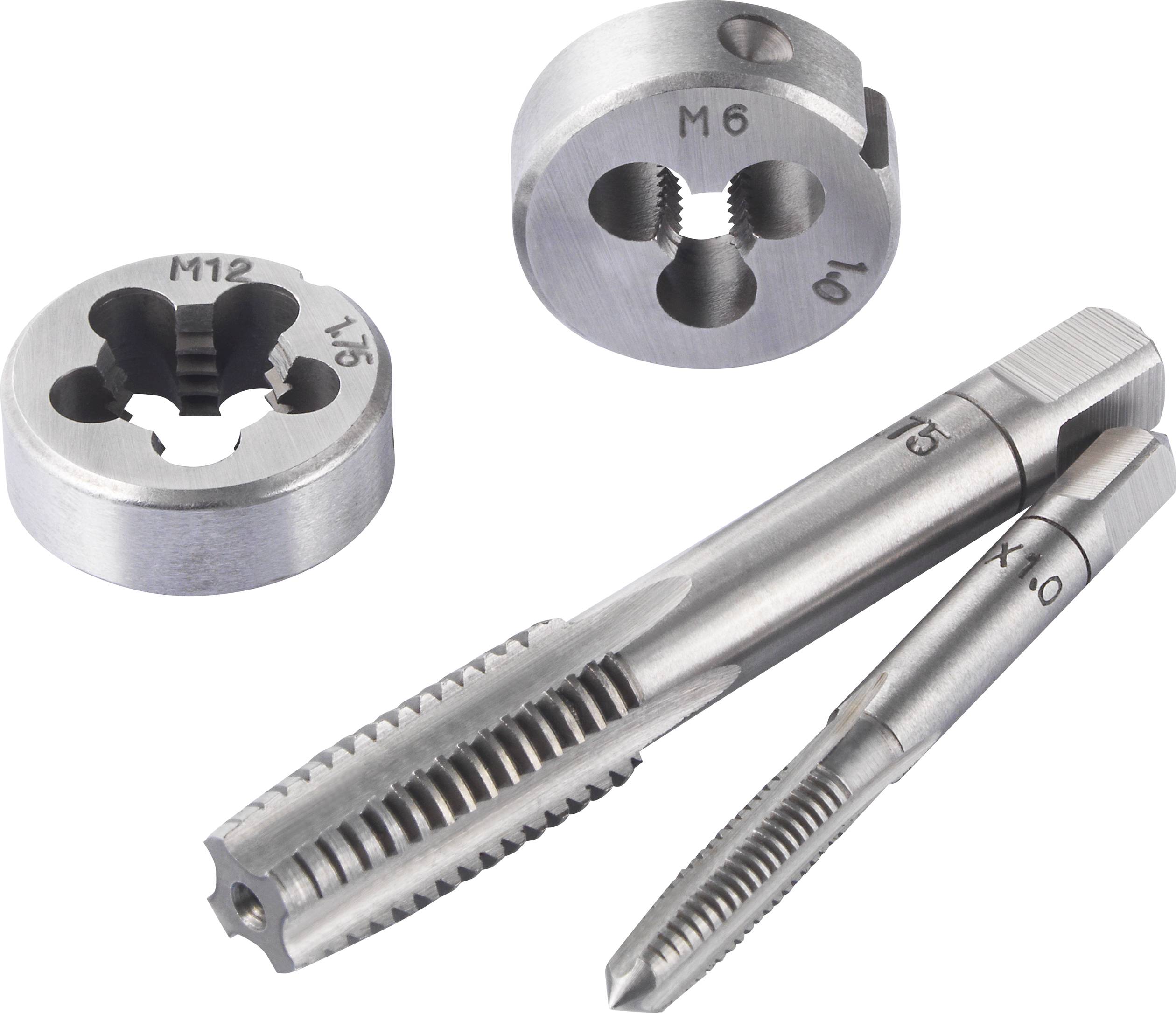 Trois tarauds et filières en argent de différentes tailles sont posés sur une surface blanche.