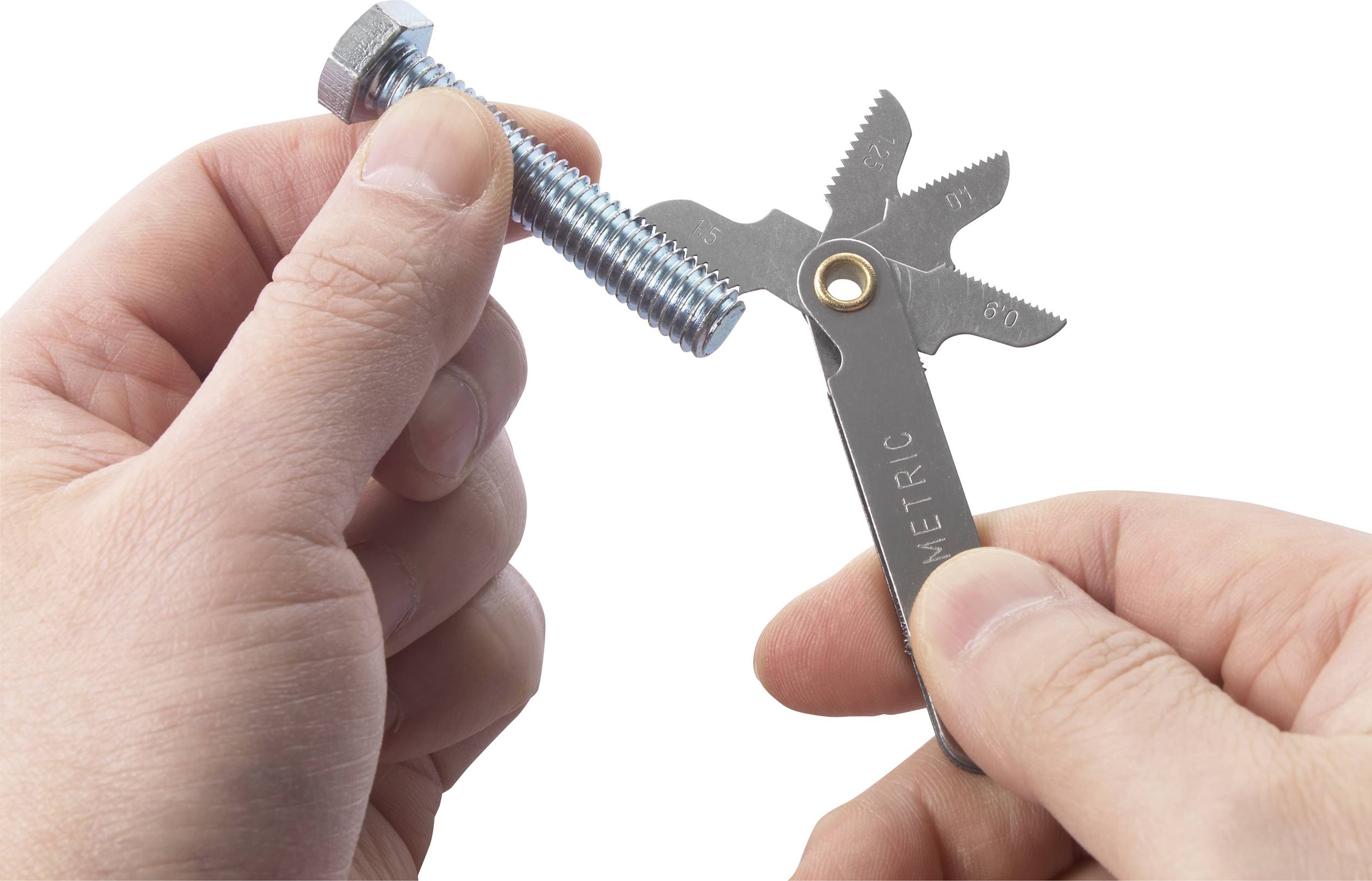 Une main tient une clé à molette tandis que l'autre main tient une vis. La clé semble avoir plusieurs fonctions.