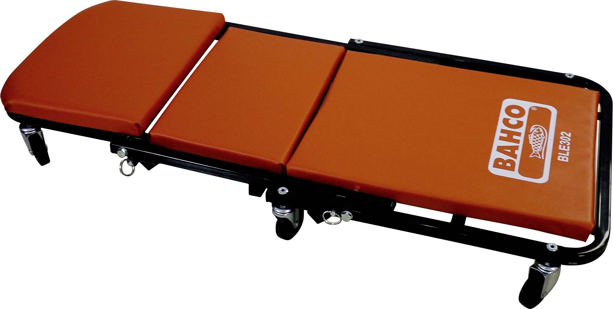 Une table de travail orange de la marque Bahco, montée sur des roulettes noires pour une mobilité facile dans un environnement d'atelier.