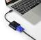 Un ordinateur portable connecté à un adaptateur VGA bleu via un câble USB-C. L'adaptateur transmet la vidéo vers des périphériques d'affichage externes.