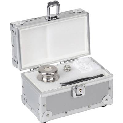 Valise argentée ouverte, contenant un grand poids métallique et des accessoires plus petits sur un fond de mousse blanche.
