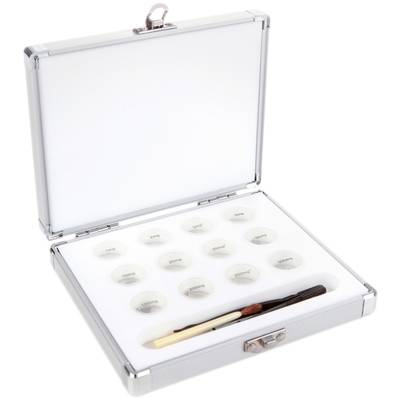 Une valise blanche ouverte contenant douze compartiments ronds remplis de poudres cosmétiques. Deux pinceaux sont posés à côté.