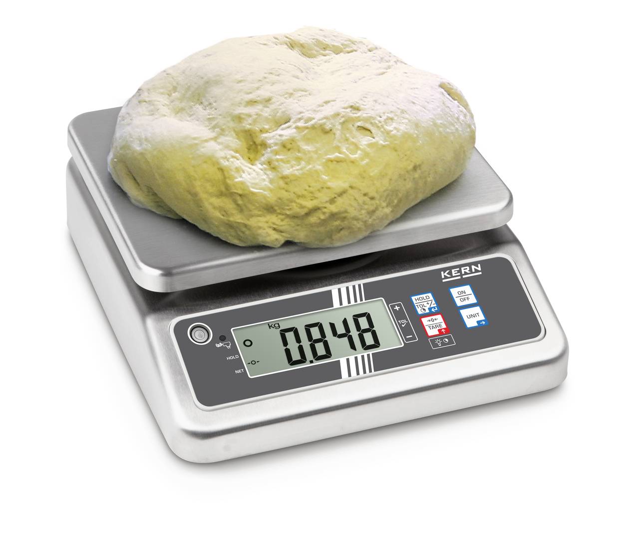 Une balance numérique affiche '0,848 kg'. Un gros tas de pâte est posé sur la balance.