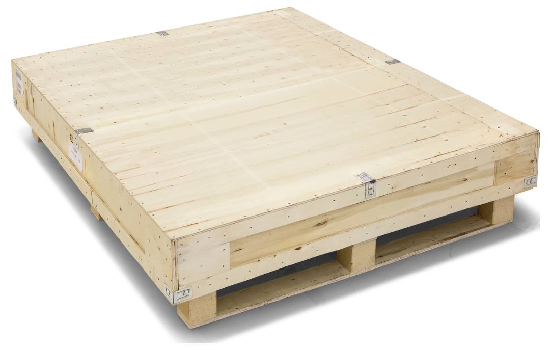 Caisse en bois sur palette, idéale pour le transport sécurisé d'objets lourds ou encombrants. Fabriquée en bois clair, solide et robuste.