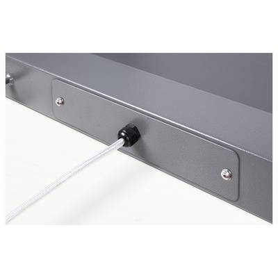 Boîtier métallique gris avec un câble blanc fixé passant par un connecteur noir. Vis visibles.