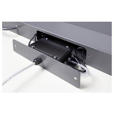 Appareil électrique dans un boîtier métallique avec des connexions de câbles exposées ; composant technique pour systèmes de commande ou systèmes électriques.