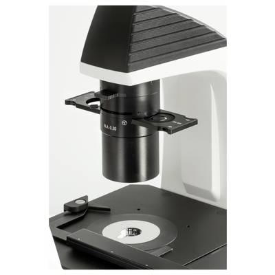 Un microscope avec un objectif de grossissement, portant une lame porte-objet ; utilisé pour examiner en détail de petites structures en laboratoire.