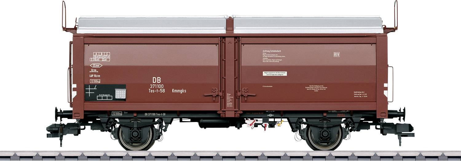 Un wagon de marchandises brun de la Deutsche Bahn est stationné sur des voies ferrées. Le wagon porte des inscriptions sur ses côtés et est destiné au transport de marchandises.