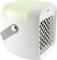 Un mini-climatiseur portable blanc avec une grille à l'avant et une lumière verte sur le dessus. Idéal pour les petits espaces.