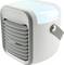 Un petit climatiseur portable avec un boîtier gris et plusieurs fentes de ventilation. Le dessus s'illumine en bleu.