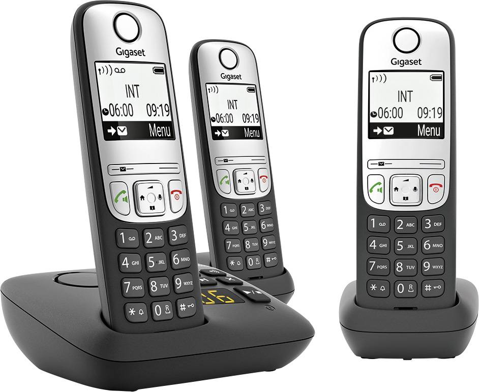 Trois téléphones sans fil Gigaset sur des socles de chargement au design noir avec affichage. L'appareil principal à gauche sur sa station de charge.