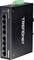 Un commutateur PoE+ Gigabit noir TRENDnet avec huit ports Ethernet et des bornes de connexion vertes sur le dessus. Conçu pour les connexions réseau.