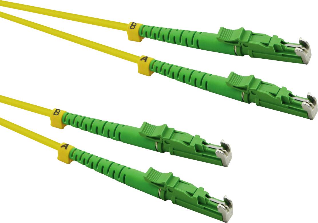 Quatre câbles à fibre optique jaunes avec des connecteurs verts marqués 'A' et 'B'. Les connecteurs sont destinés aux connexions réseau.