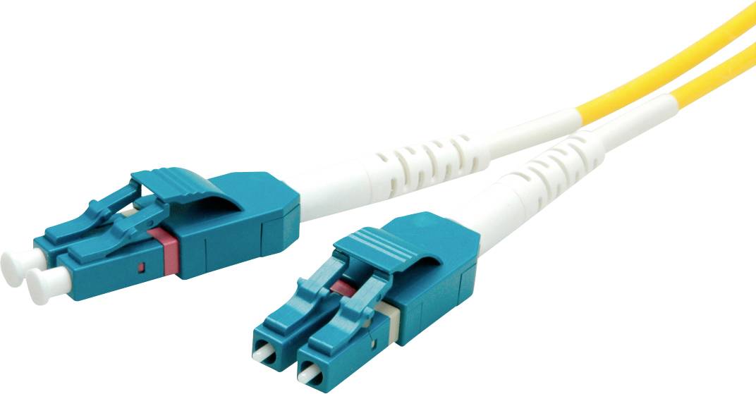 Deux connecteurs LC-Duplex bleus sur des câbles à fibres optiques jaunes. Ils sont utilisés pour des transmissions de données rapides dans les réseaux.