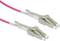 Deux câbles à fibre optique roses avec des connecteurs beiges pour la transmission de données, placés côte à côte.
