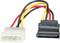 Le connecteur Molex se raccorde à un port SATA, illustrant la conversion des anciennes alimentations électriques vers les nouveaux formats de disques durs.