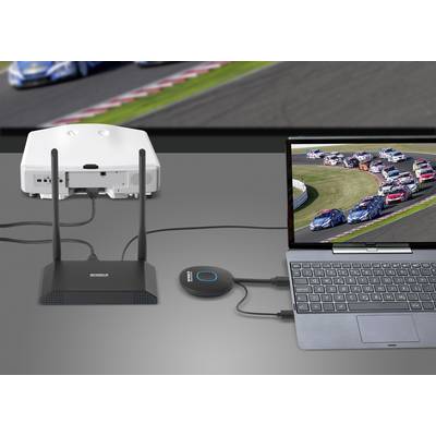 Un ordinateur portable est connecté sans fil à un projecteur qui affiche une course automobile. Le projecteur projette l'image sur un écran.