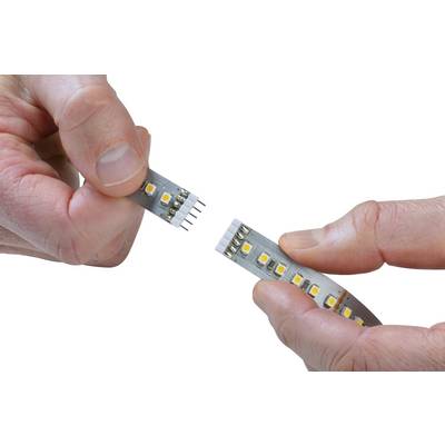 Deux mains tiennent un morceau de bande LED étiré.