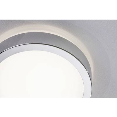 Plafonnier rond blanc avec bordure argentée, allumé et lumineux, monté sur un plafond blanc.
